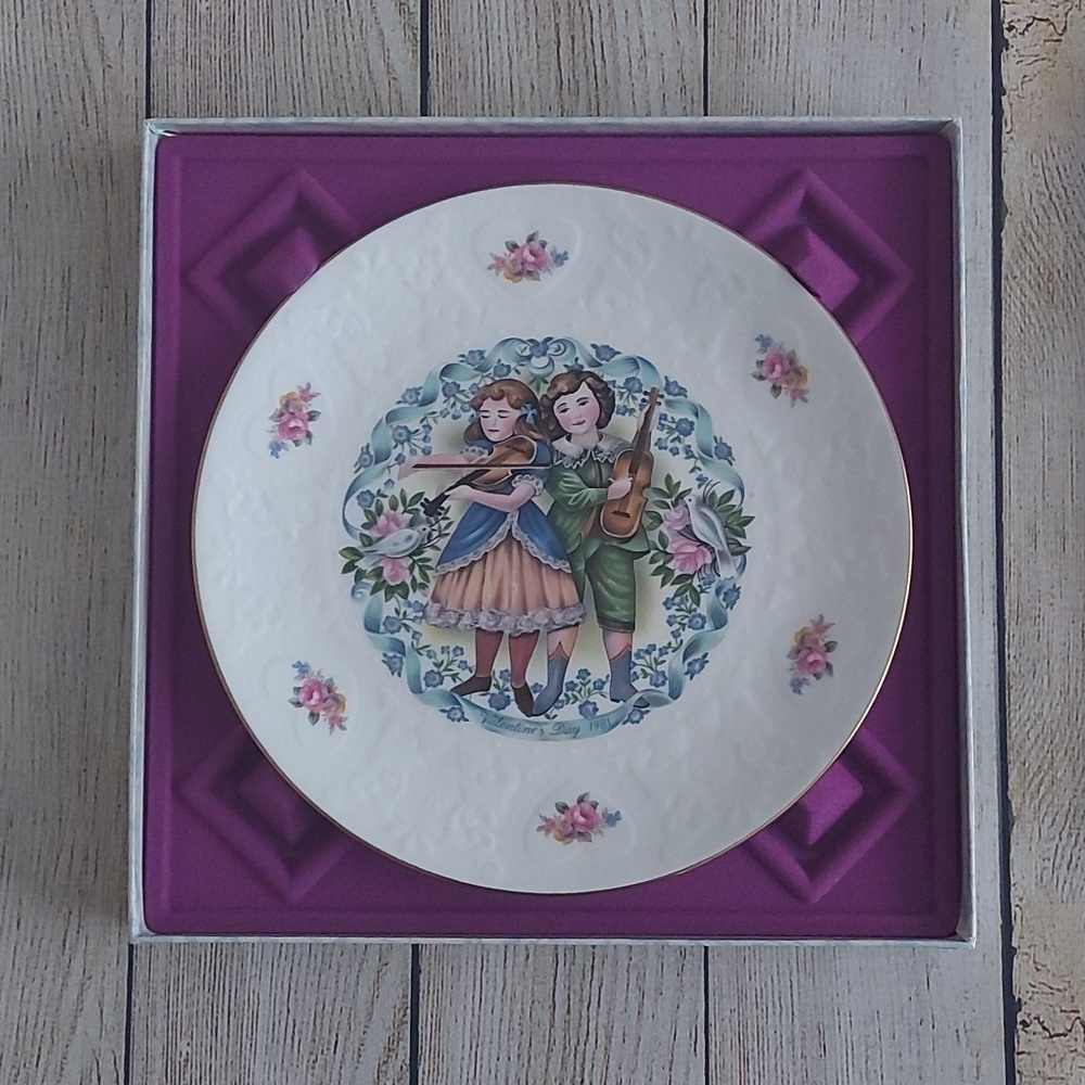 Vintage New In Box Royal Doulton Valentine's Day Plate.  1981